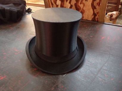 Lot de 4 chapeaux : un Chapeau claque de...