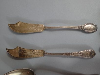 Ensemble de couverts en argent dépareillé...