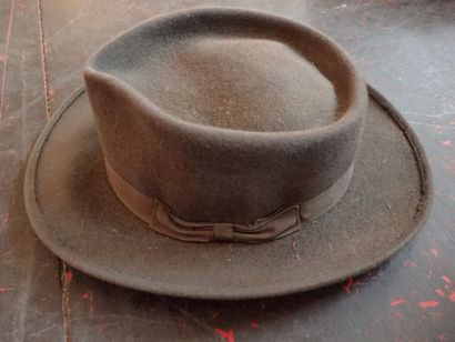 Lot de 4 chapeaux : un Chapeau claque de...