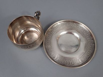 Déjeuner et sa sous-tasse en argent à décor...