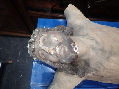 Grand Christ en bois et stuc polychrome....