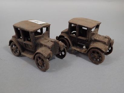 Ensemble de deux voitures miniatures en métal...