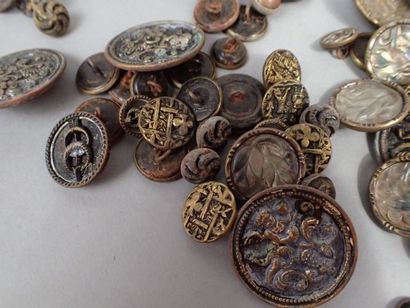 Fort lot de boutons de mode en laiton, certains...