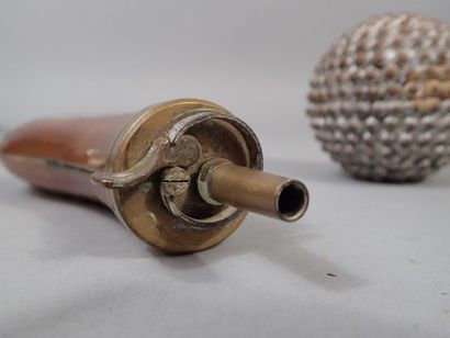 Paire de boules de pétanques anciennes cloutées...