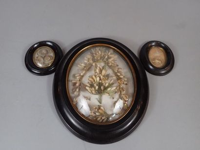 Ensemble de trois miniatures dont deux en...