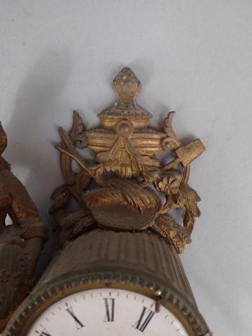 Elément de pendule en régule doré à décor...