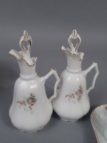 Service à liqueur en porcelaine à décor floral...