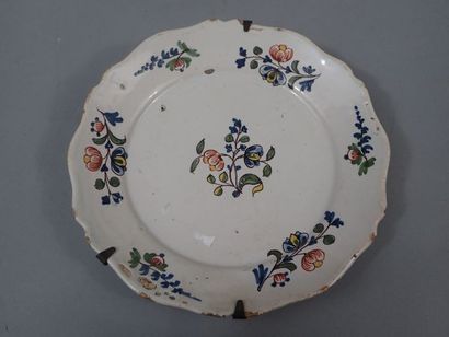 SINCENY. Assiette en faïence à décor de fleurs...