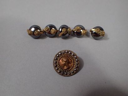 Lot de 5 boutons en métal doré et cabochons...