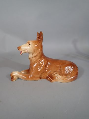 SAINT CLEMENT. Chien berger Allemand en faïence...