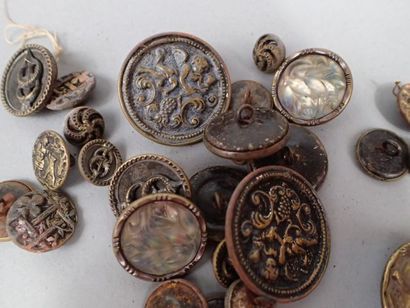 Fort lot de boutons de mode en laiton, certains...
