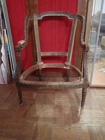 Carcasse de bergère à oreil en bois sculpté...