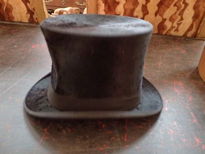 Lot de 4 chapeaux : un Chapeau claque de...