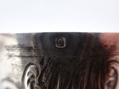 *Timbale gobelet en argent à décor rocaille....