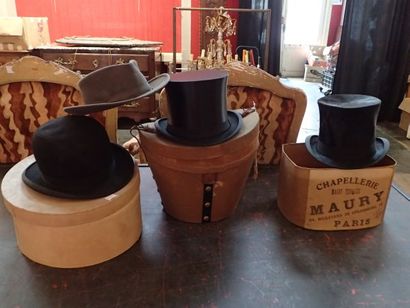 Lot de 4 chapeaux : un Chapeau claque de...