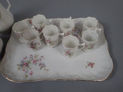 Service à liqueur en porcelaine à décor floral...