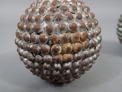 Paire de boules de pétanques anciennes cloutées...