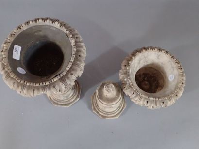 Paire de vases Médicis sur pied douche en...