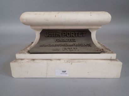 Socle en marbre pour statue en forme de pied...