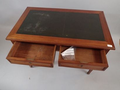 Bureau plat en noyer ouvrant à deux tiroirs...