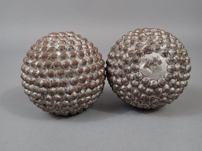 Paire de boules de pétanques anciennes cloutées...