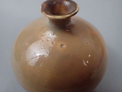 RUELLAND, dans le goût de. Petit vase en...