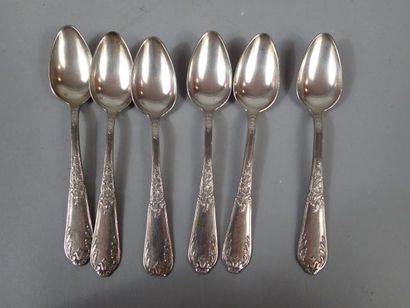 *Suite de 6 petites cuillères en argent poinçonné...