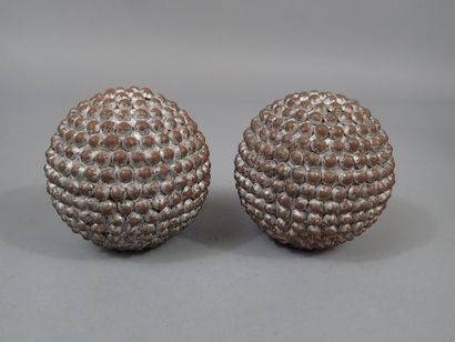 Paire de boules de pétanques anciennes cloutées...