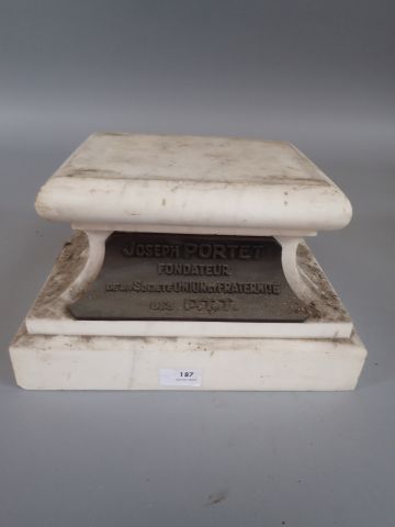 Socle en marbre pour statue en forme de pied...