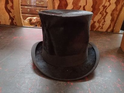 Lot de 4 chapeaux : un Chapeau claque de...