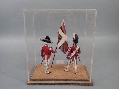 Deux figurines en bois peint à la main comportant...