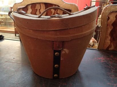 Lot de 4 chapeaux : un Chapeau claque de...