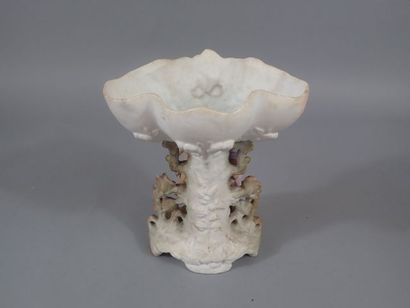 Lot comprenant: un cache-pot en porcelaine...