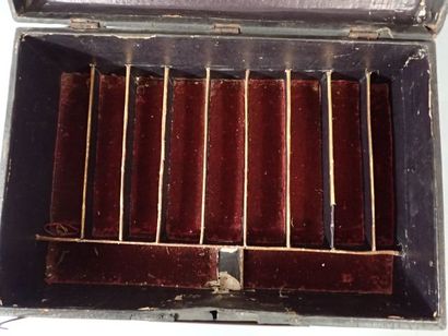 Coffre en bois recouvert d'un cuir noir avec...