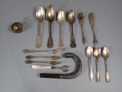Ensemble de couverts en argent dépareillé...