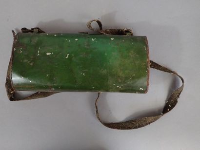 Boite en métal de couleur vert monté en sacoche,...