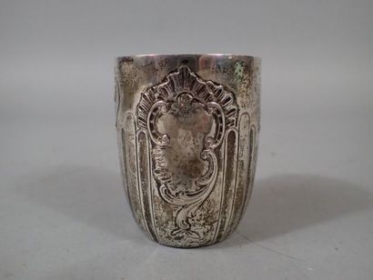 *Timbale gobelet en argent à décor rocaille....