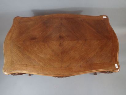 Table de milieu en bois sculpté et rehauts...