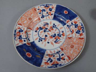 Assiette en porcelaine Imari polychrome à...