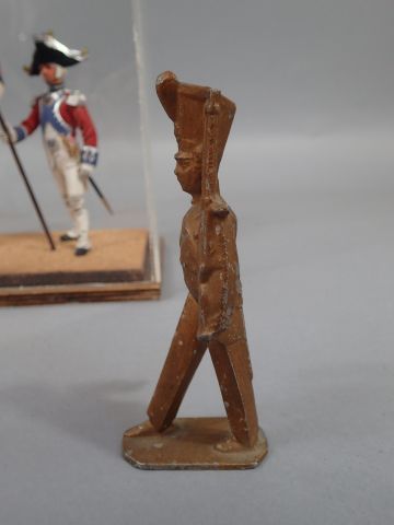 Deux figurines en bois peint à la main comportant...