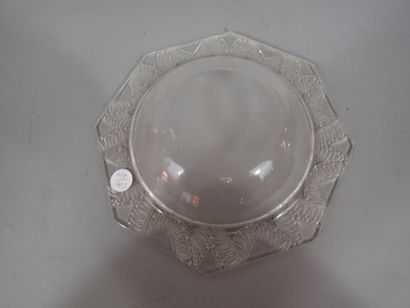 LALIQUE France. Coupe Chantilly en verre...