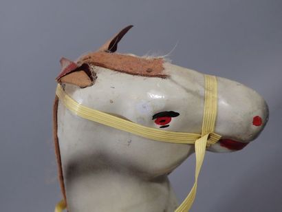 Ensemble de jouet divers dont un cheval en...