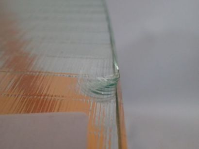 Table basse de forme triangulaire aux courbes...
