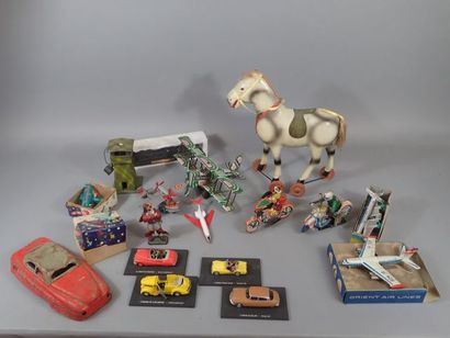 Ensemble de jouet divers dont un cheval en...