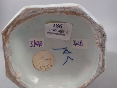 DELFT. Vase de forme balustre couvert en...