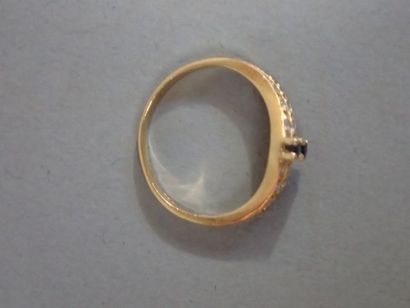 Bague en or jaune 18K sertie de pierres blanches...
