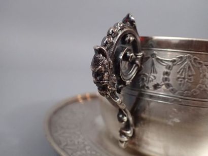 Déjeuner et sa sous-tasse en argent à décor...