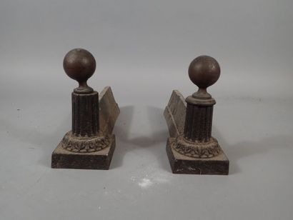 Paire de chenet à la colonne cannelée surmontée...