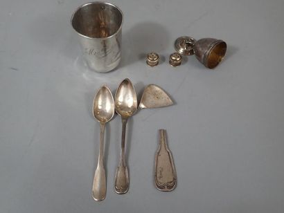 Ensemble en argent comprenant une timbale,...