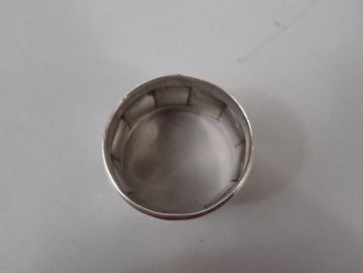 Rond de serviette en argent à pans à décor...